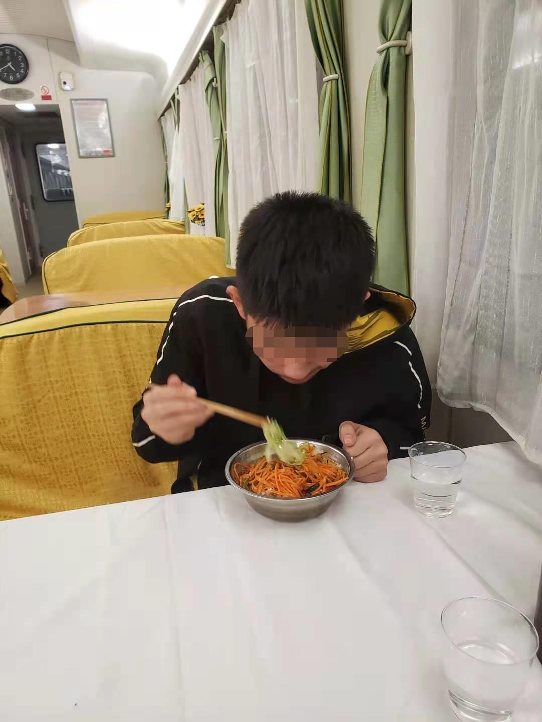 15岁,高中生,离家出走,铁警,温情,相劝,父子, . 15岁高中生离家出走  铁警温情相劝父子同散心