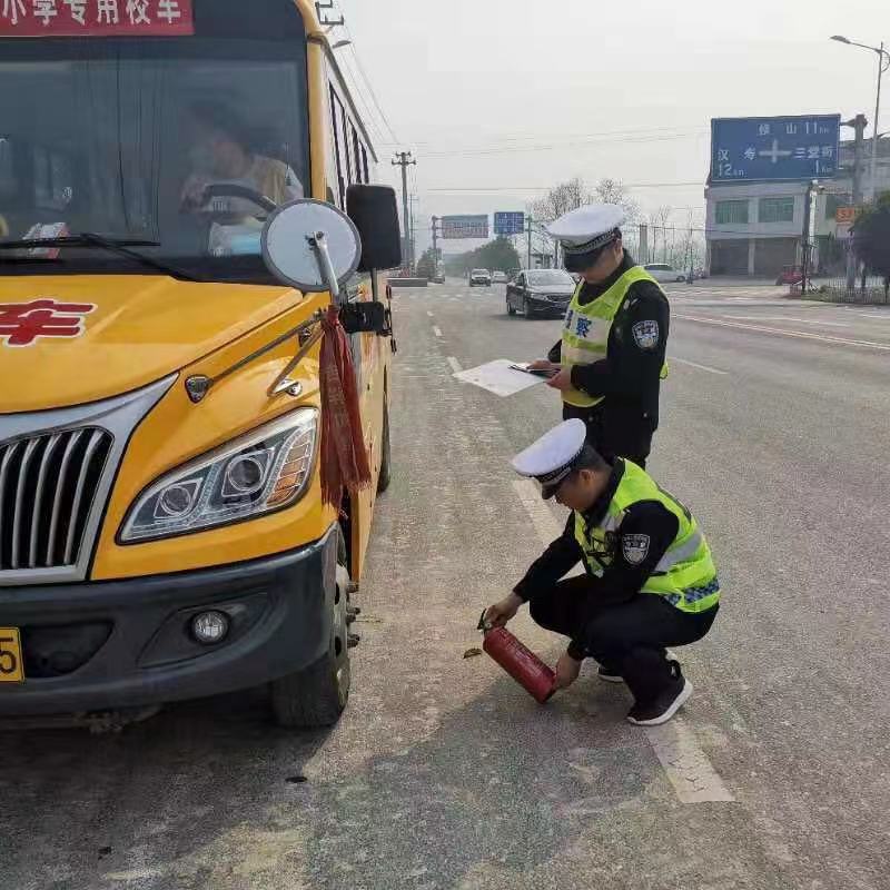 开学,在即,桃江,交警,开展,校车,安全,“,警察, . 开学在即 桃江交警开展校车安全“大体检”
