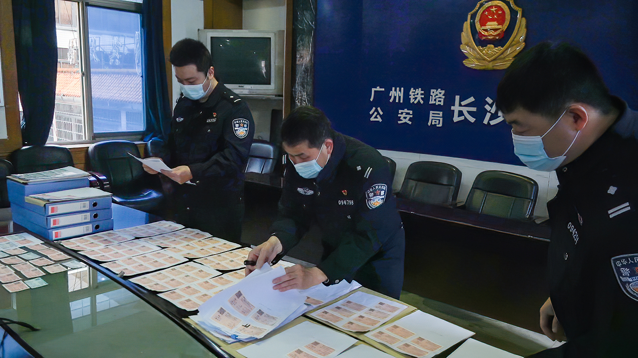 湖南,长沙,铁警,捣毁,制贩,假票,窝点,查获,假, . 湖南长沙：铁警捣毁制贩假票窝点 查获假火车票千余张
