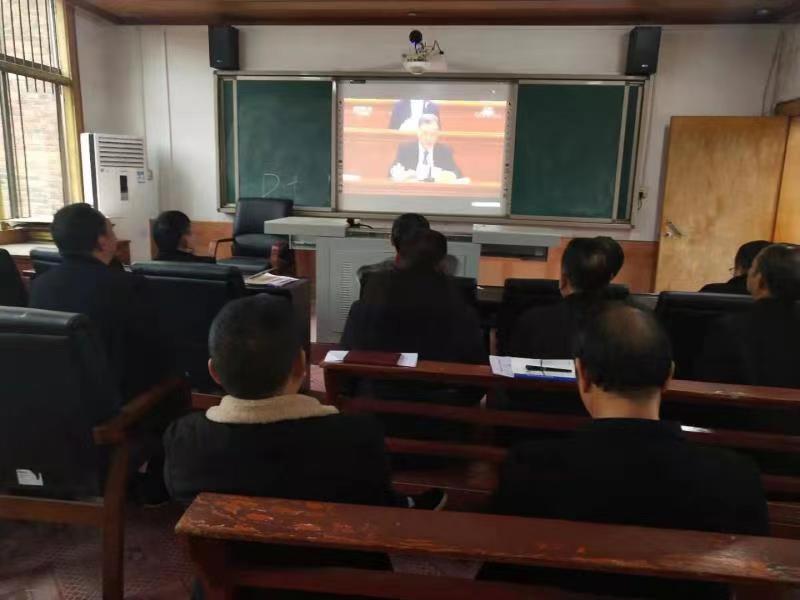 学习,时代,榜样,弘扬,攻坚,精神,—,洞口县, . 学习时代榜样 弘扬攻坚精神 ——洞口县石江镇学区组织教师收看全国脱贫攻坚总结表彰大会