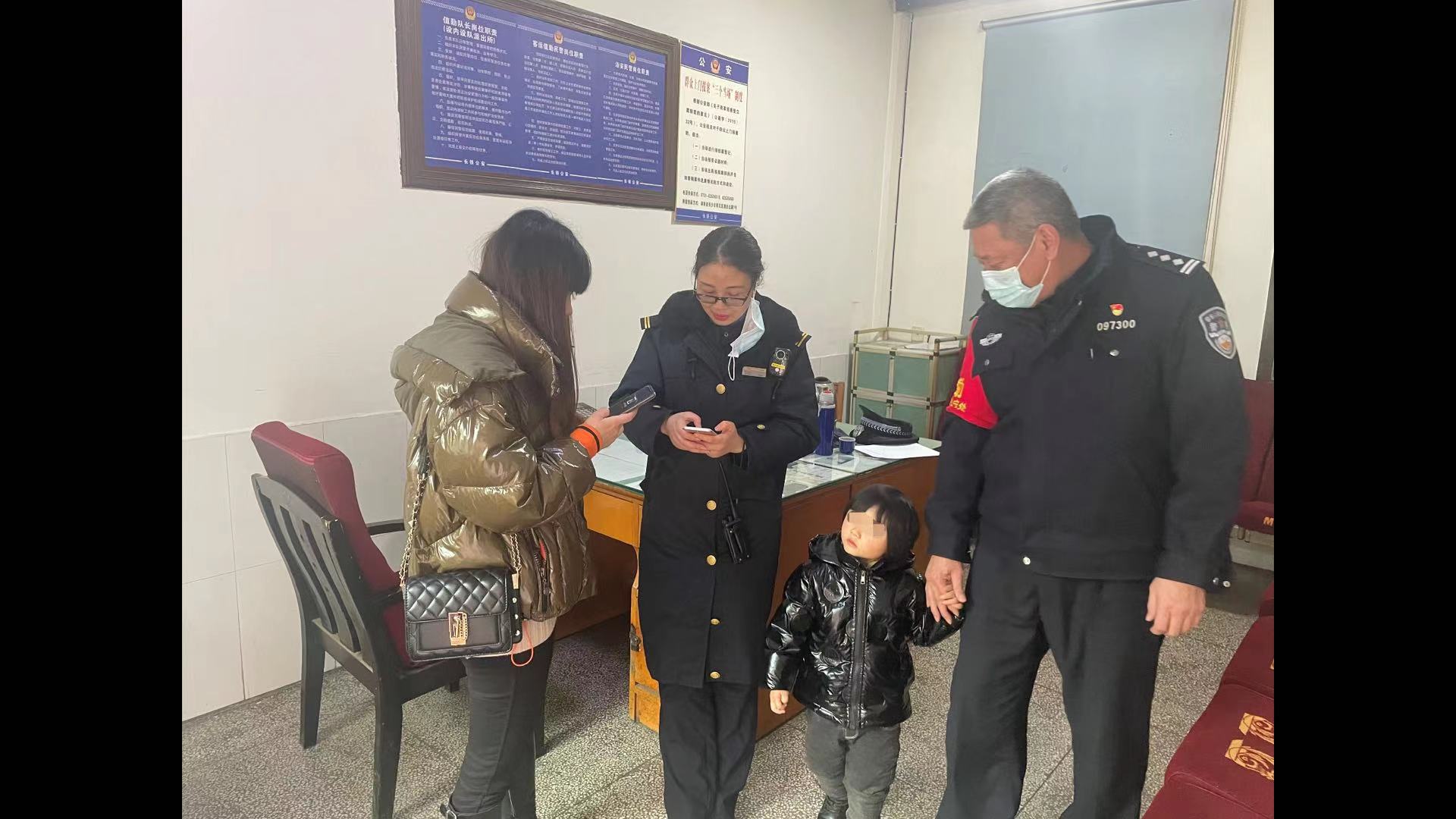 奶奶,坐,火车,走了,4岁,孙女,追到,火车站, . 奶奶坐火车走了  4岁孙女追到火车站暖心一幕