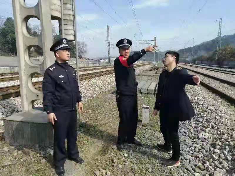 怀铁,公安,小站,铁警,的,春运,警察,与,法治, . 怀铁公安：小站铁警的春运