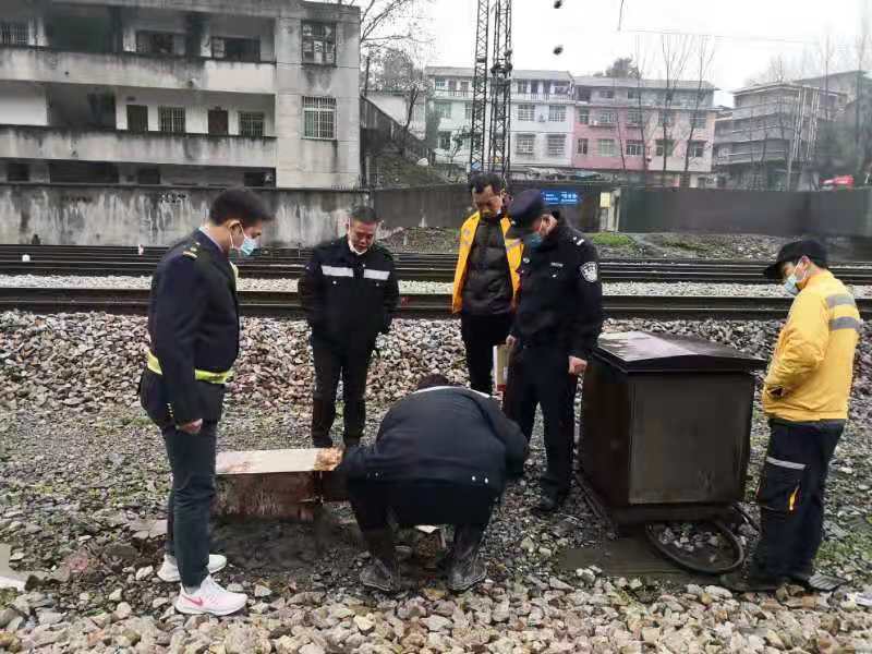 怀铁,公安,小站,铁警,的,春运,警察,与,法治, . 怀铁公安：小站铁警的春运