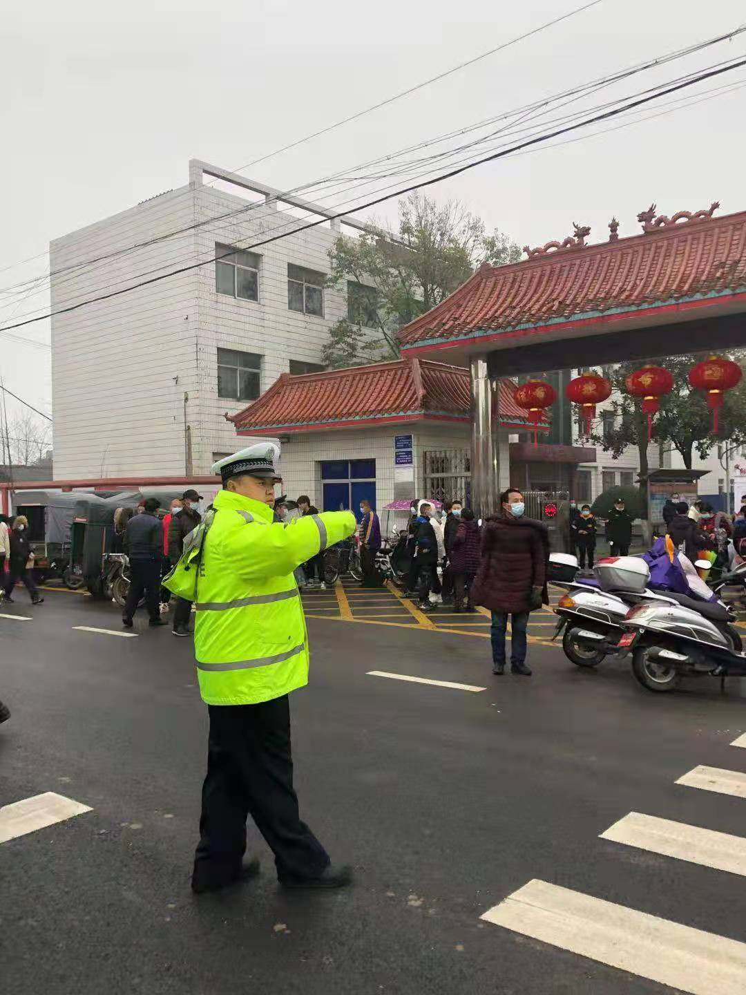 安乡,开学,季,“,护学岗,”,交警,蜀黍,与你, . 安乡：开学季“护学岗” 交警蜀黍与你一路同行