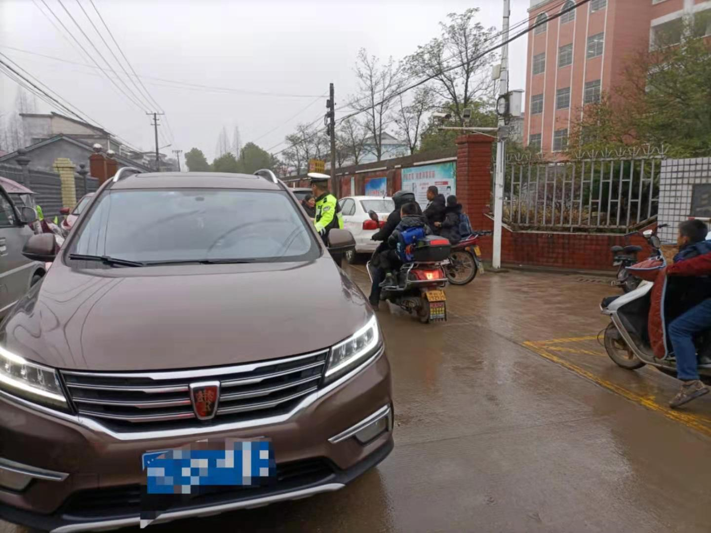 安乡,开学,季,“,护学岗,”,交警,蜀黍,与你, . 安乡：开学季“护学岗” 交警蜀黍与你一路同行