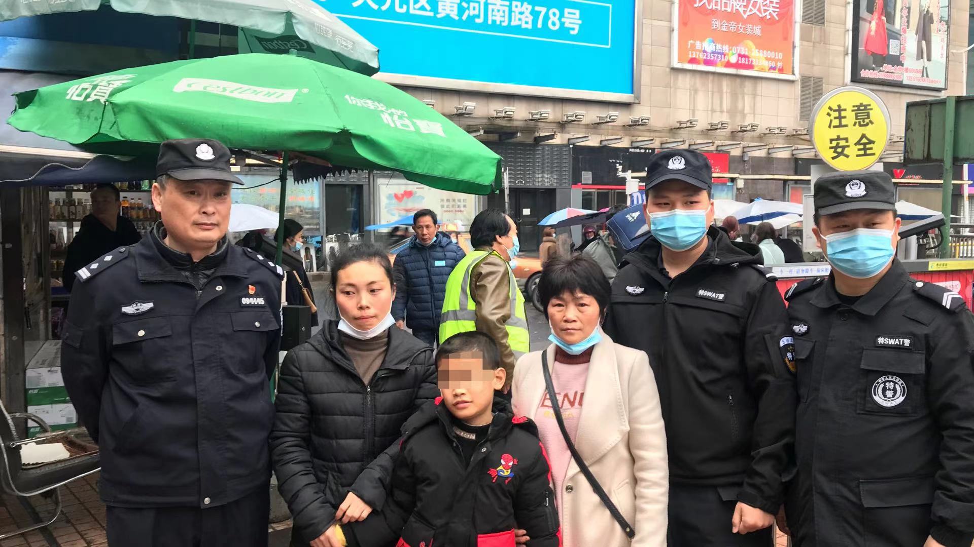 9岁,男孩,跟,妈妈,坐,火车,进货,跟错,“,”, . 9岁男孩跟妈妈坐火车进货  跟错“妈妈”背影走丢