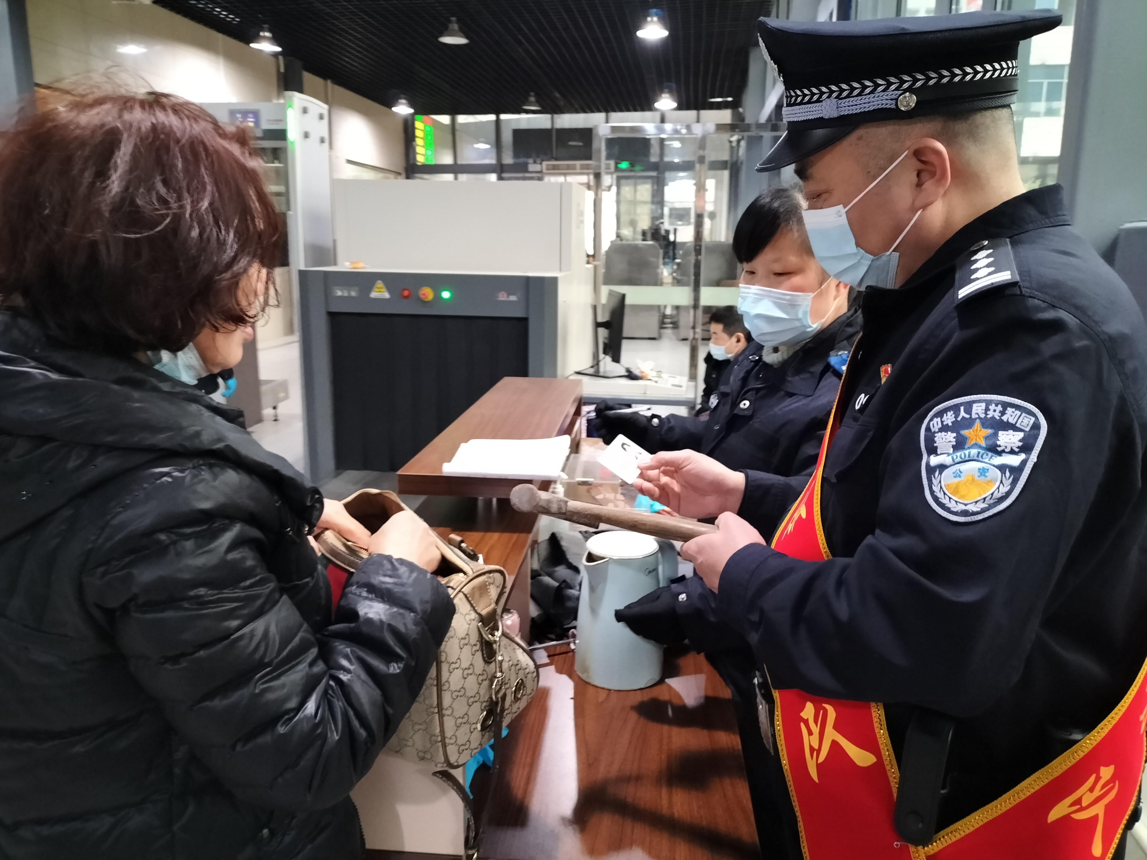 长铁,公安,“,春运,”,路上,党旗,红,警察,与, . 长铁公安：“春运”路上党旗红