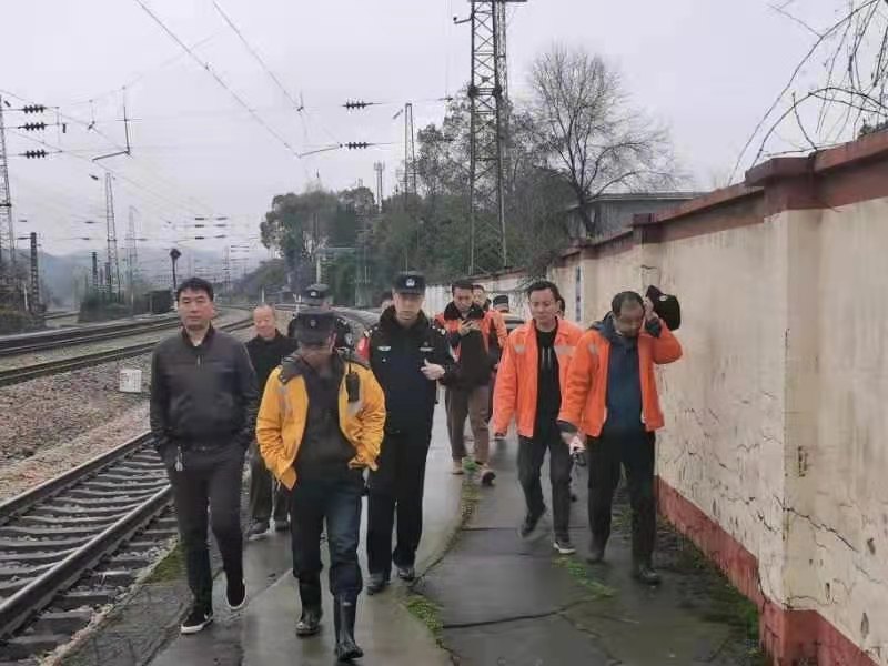怀铁,公安,怀化,东站,派出所,协同,铁路,部门, . 怀铁公安:怀化东站派出所协同铁路部门开展安全隐患排查