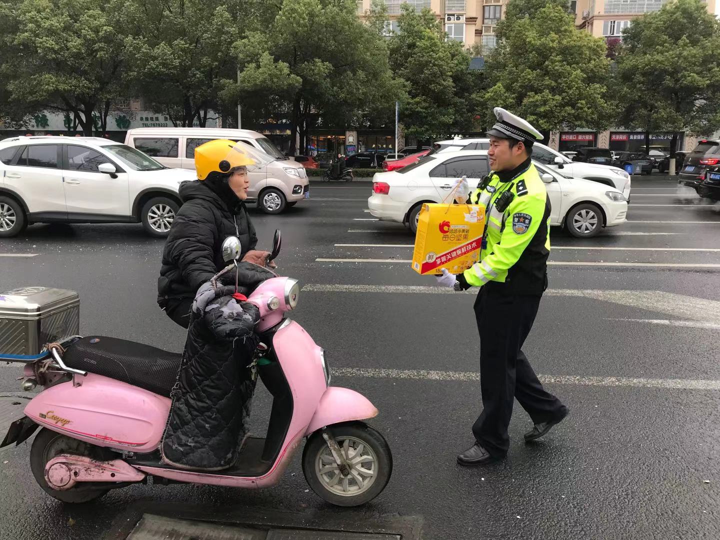 她,常德,街头,最暖,心,的,节日,礼物,收,到了, . @她，常德街头，最暖心的节日礼物，收到了吗？