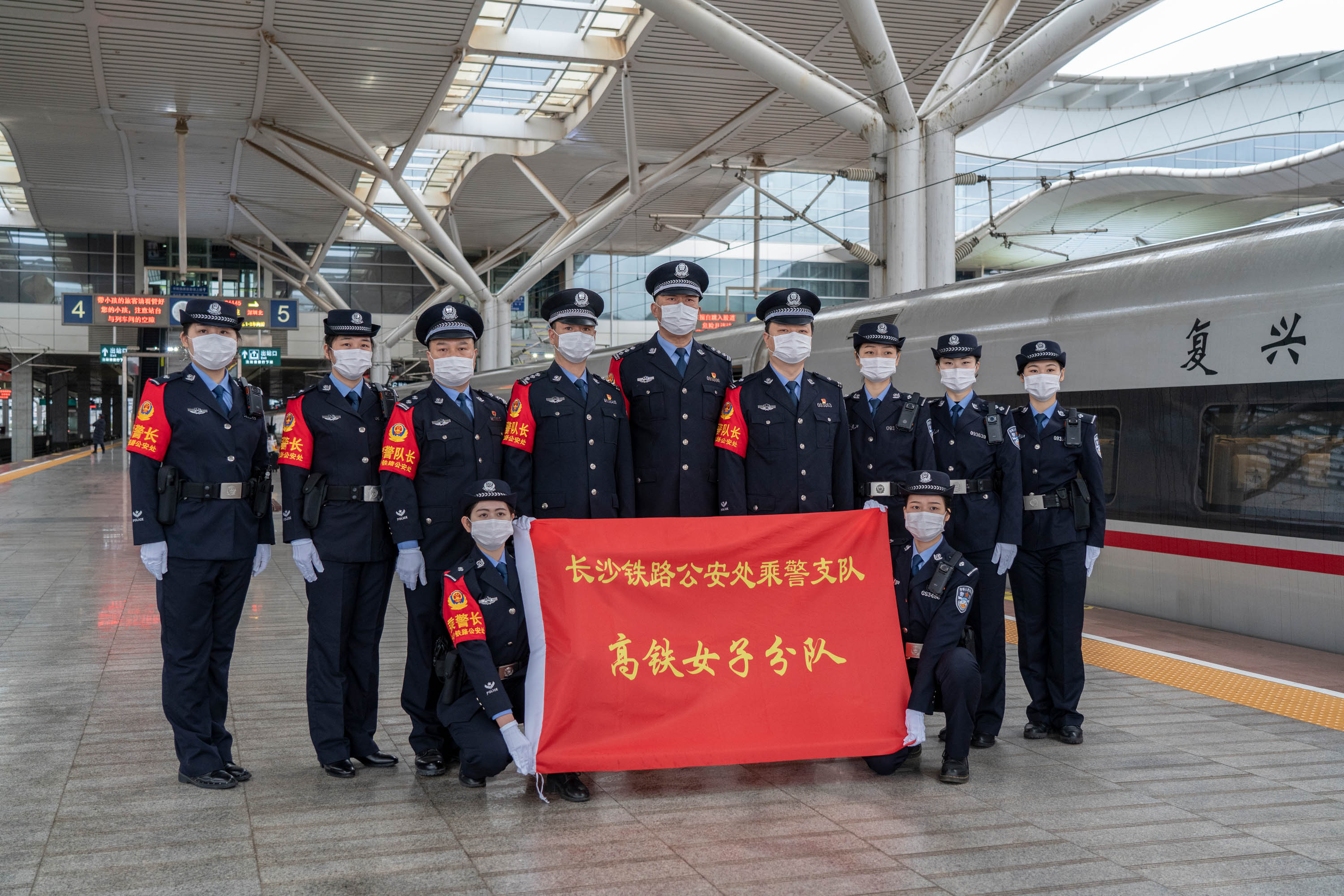 长铁,公安,特殊,的,三八节,那,一抹,“,巾帼红, . 长铁公安：特殊的三八节，那一抹“巾帼红”在春运一线飘扬