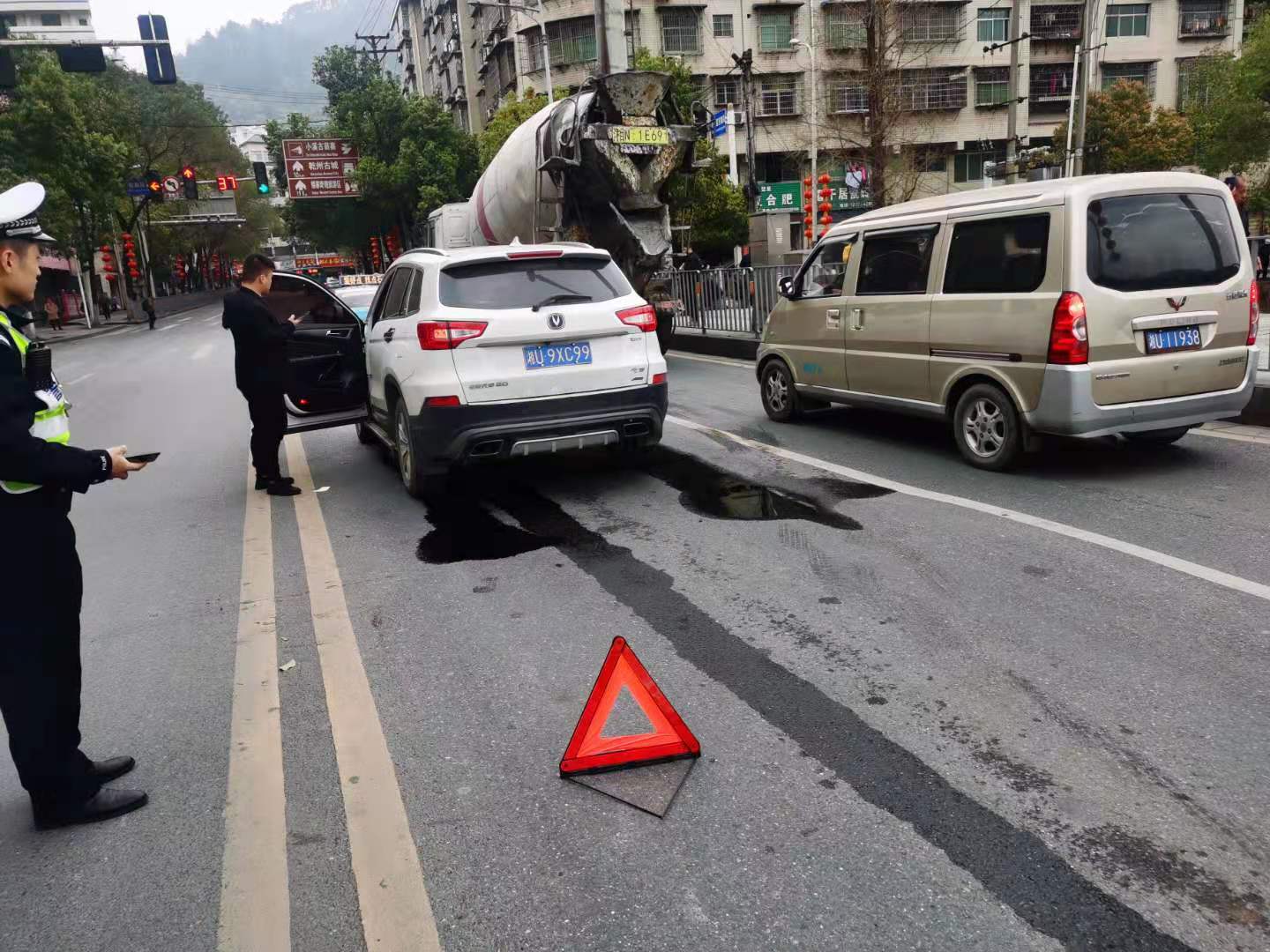 吉首,轿车,途中,漏油成,隐患,交警,迅速,处置, . 吉首：轿车途中漏油成隐患  交警迅速处置保安全