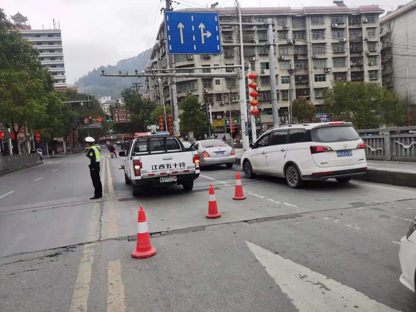 吉首,轿车,途中,漏油成,隐患,交警,迅速,处置, . 吉首：轿车途中漏油成隐患  交警迅速处置保安全