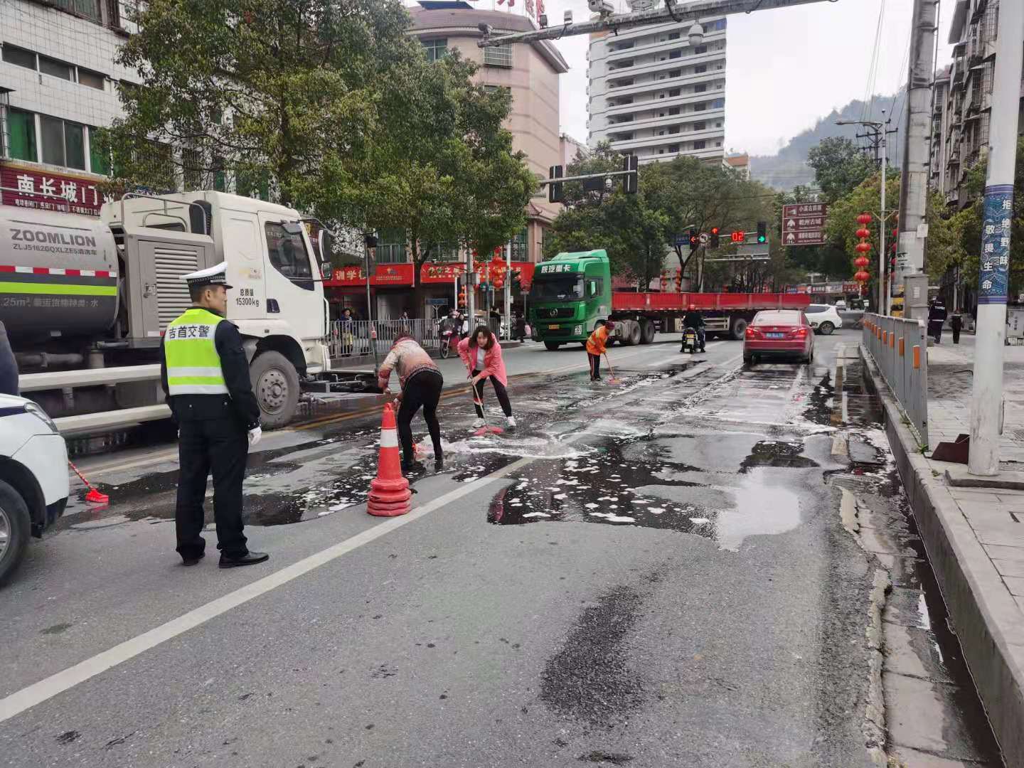 吉首,轿车,途中,漏油成,隐患,交警,迅速,处置, . 吉首：轿车途中漏油成隐患  交警迅速处置保安全