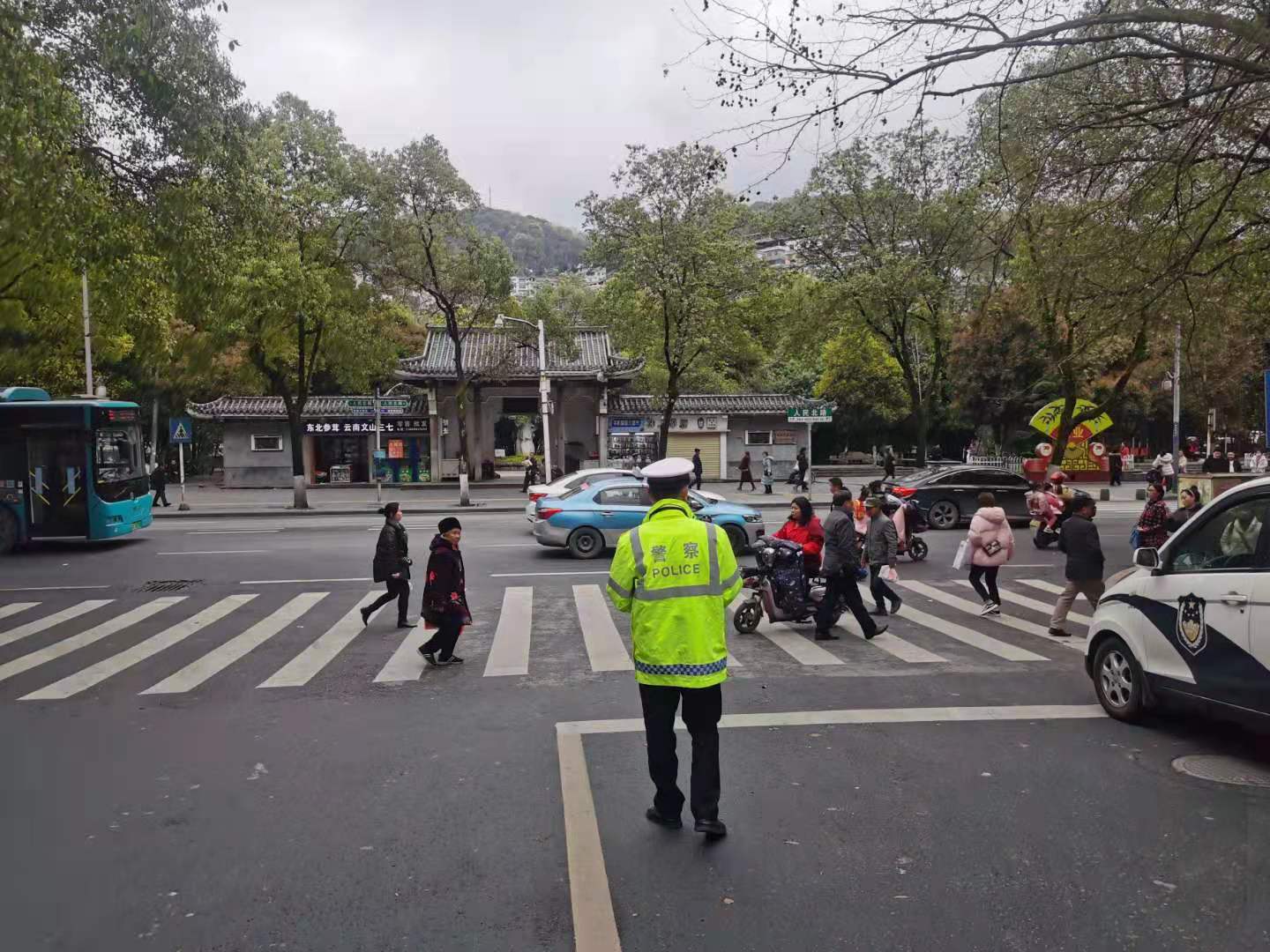 开学,第一天,吉首,交警,全面,启动,“,警察,与, . 开学第一天 吉首交警全面启动“护学模式”