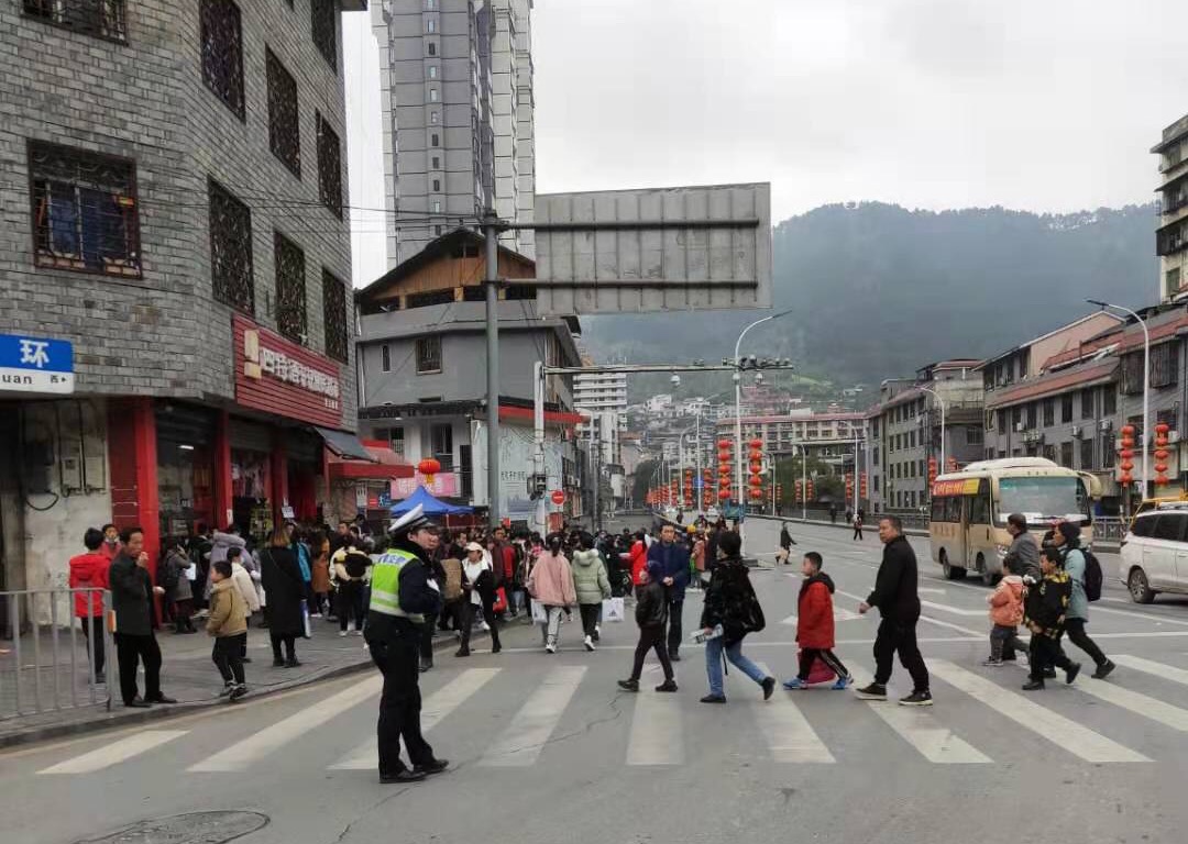 开学,第一天,吉首,交警,全面,启动,“,警察,与, . 开学第一天 吉首交警全面启动“护学模式”
