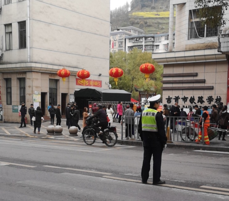 开学,第一天,吉首,交警,全面,启动,“,警察,与, . 开学第一天 吉首交警全面启动“护学模式”