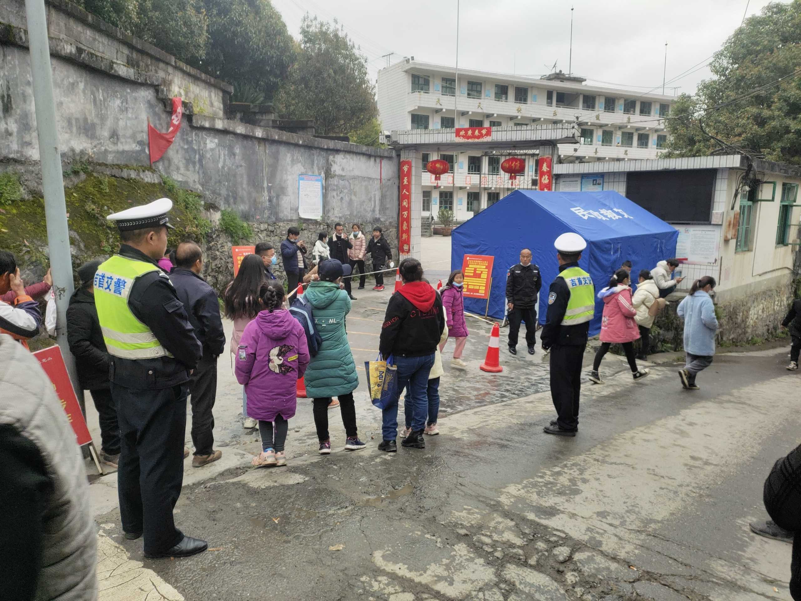 开学,第一天,吉首,交警,全面,启动,“,警察,与, . 开学第一天 吉首交警全面启动“护学模式”