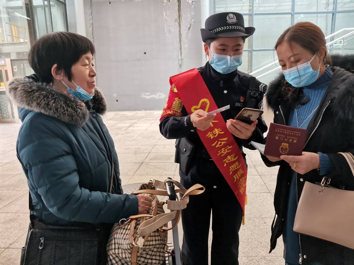 春风,十里,不,如你,—,记绽,放在,怀铁,警营, . 春风十里不如你 ——记绽放在怀铁警营的6朵警花