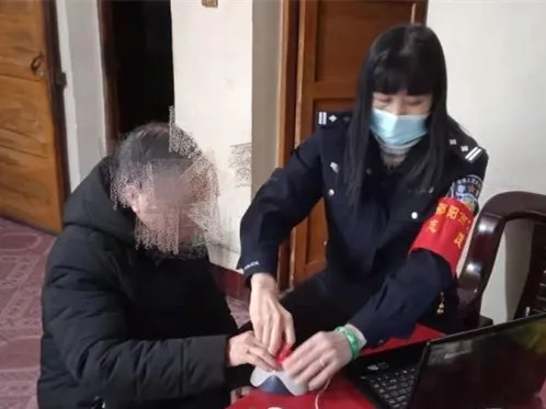 大祥,公安,民警,贴心,上门,办证,打通,服务,“, . 大祥公安：民警贴心上门办证，打通服务“最后一公里”