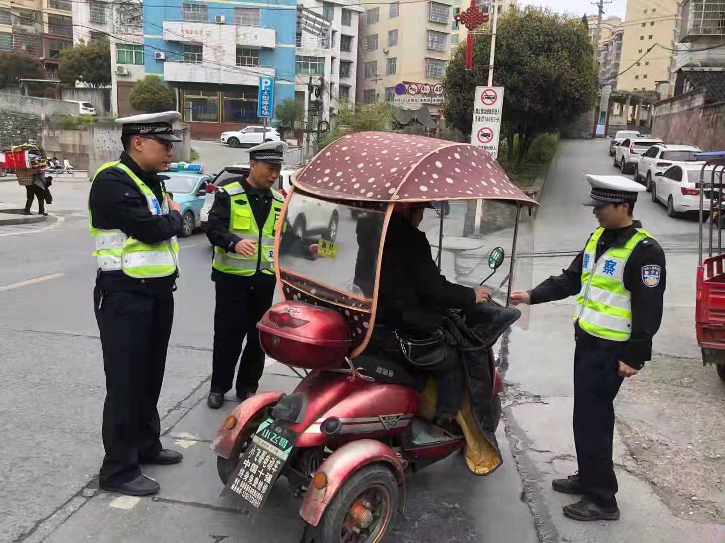 保靖,交警,密织,地网,开展,“,四车,”,交通, . 保靖交警密织地网开展“四车”交通违法整治行动