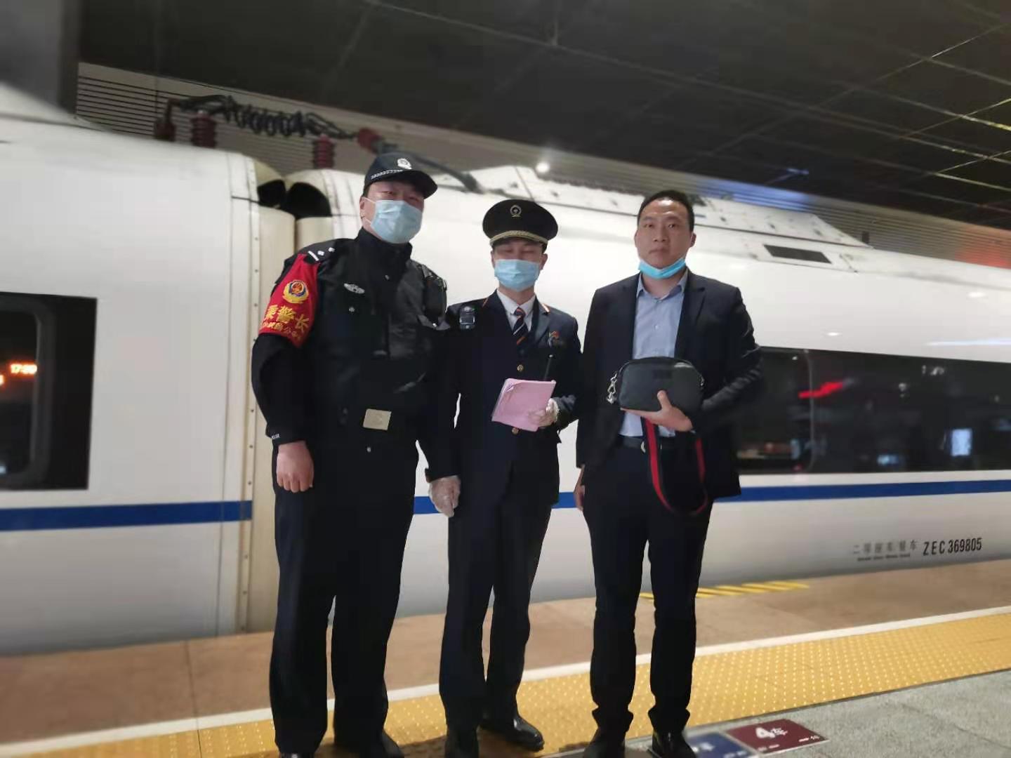 坐错,位置,又,丢失,挎包,一波三折,乘警,终, . 坐错位置又丢失挎包  一波三折乘警终找回