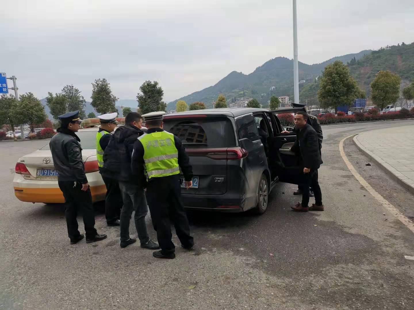 泸溪,交警,大队,“,加减乘除,”,开展,校园, . 泸溪交警大队“加减乘除”开展校园交通安全整治行动