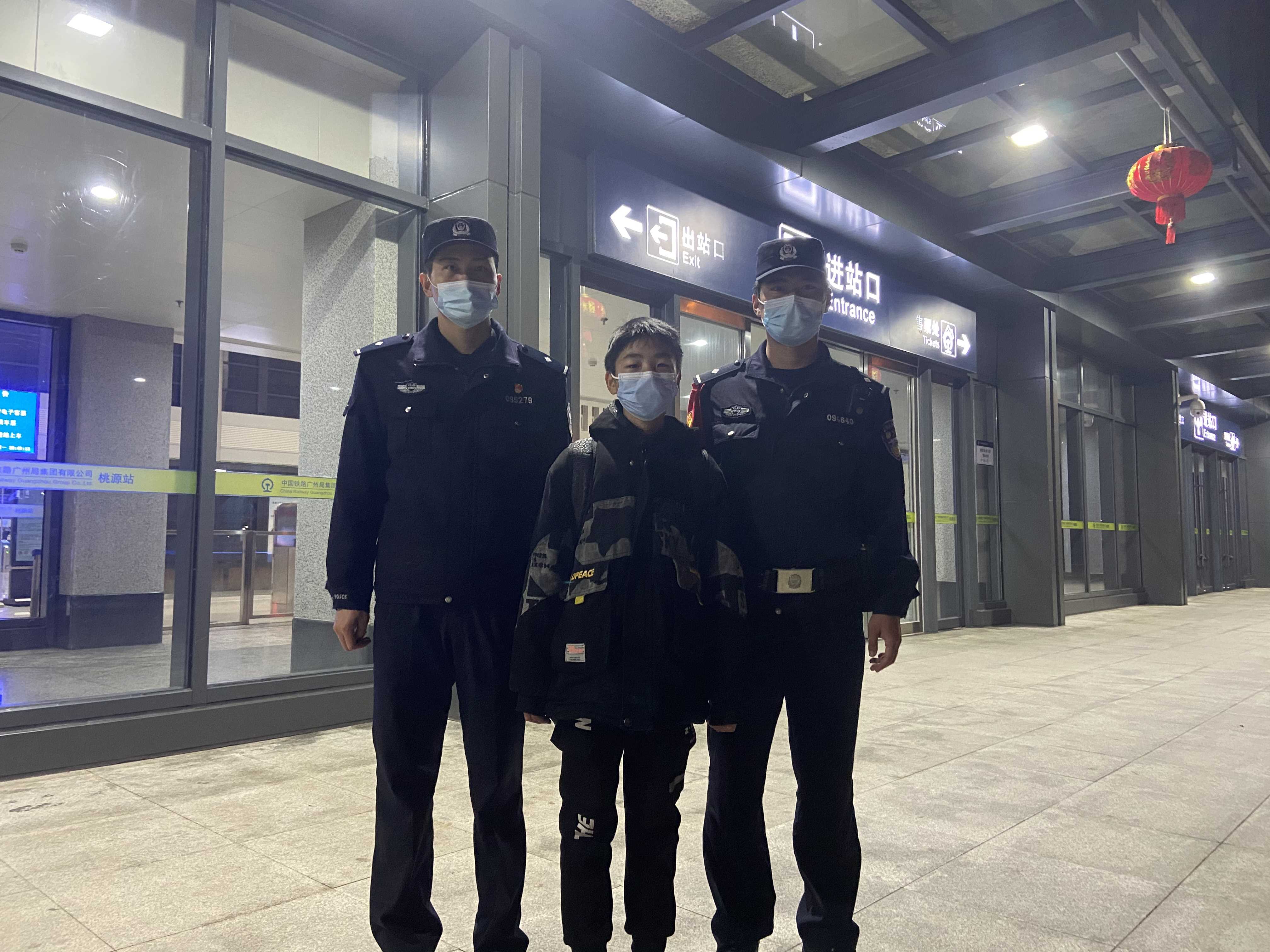 孩子,下车,站台,找,不到,妈,原来,在,火,车上, . 孩子下车站台找不到妈  原来妈在火车上睡着了