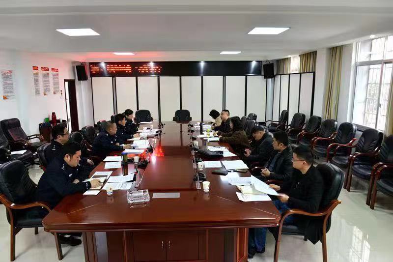 常德,城市,共享,电动,自行车,实行,“,警察,与, . 常德：城市共享电动自行车实行“一车一盔”安全管理
