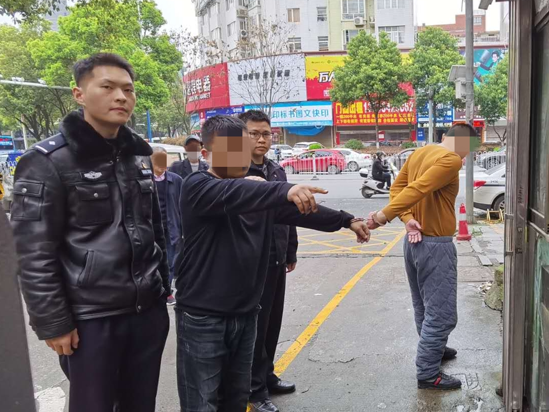 以教育,整顿,为,引领,“,春雷,”,行动,警察, . 以教育整顿为引领，“春雷”行动再立新功