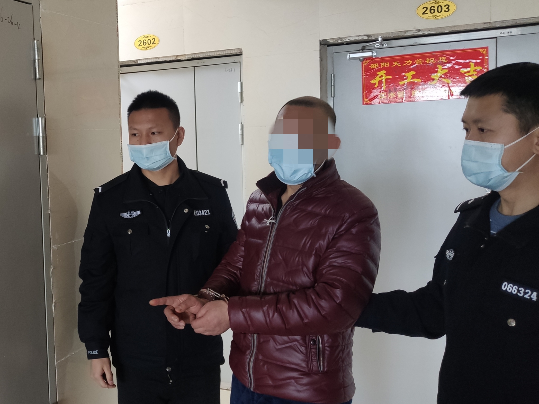 以教育,整顿,为,引领,“,春雷,”,行动,警察, . 以教育整顿为引领，“春雷”行动再立新功