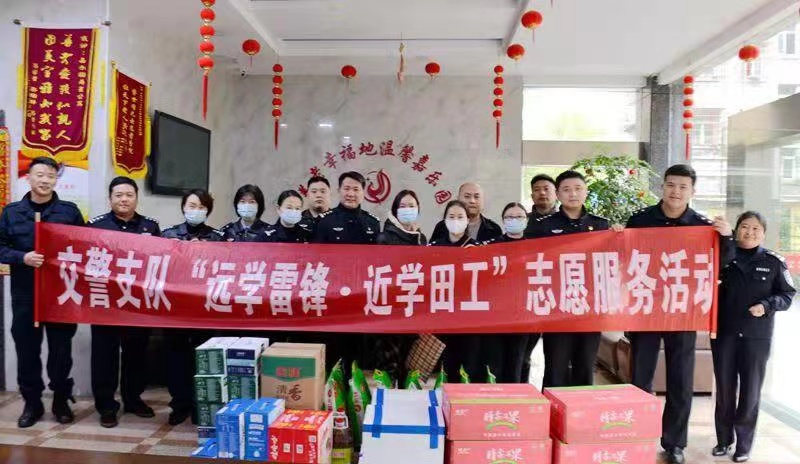 常德,公安,交警,开展,“,远学雷锋,近,学田,工, . 常德公安交警开展“远学雷锋 近学田工”志愿者服务活动