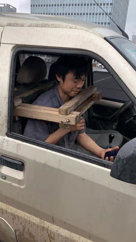 长沙,面包车,乘客,的,奇葩,“,安全带,”,警察, . 长沙：面包车乘客的奇葩“安全带”