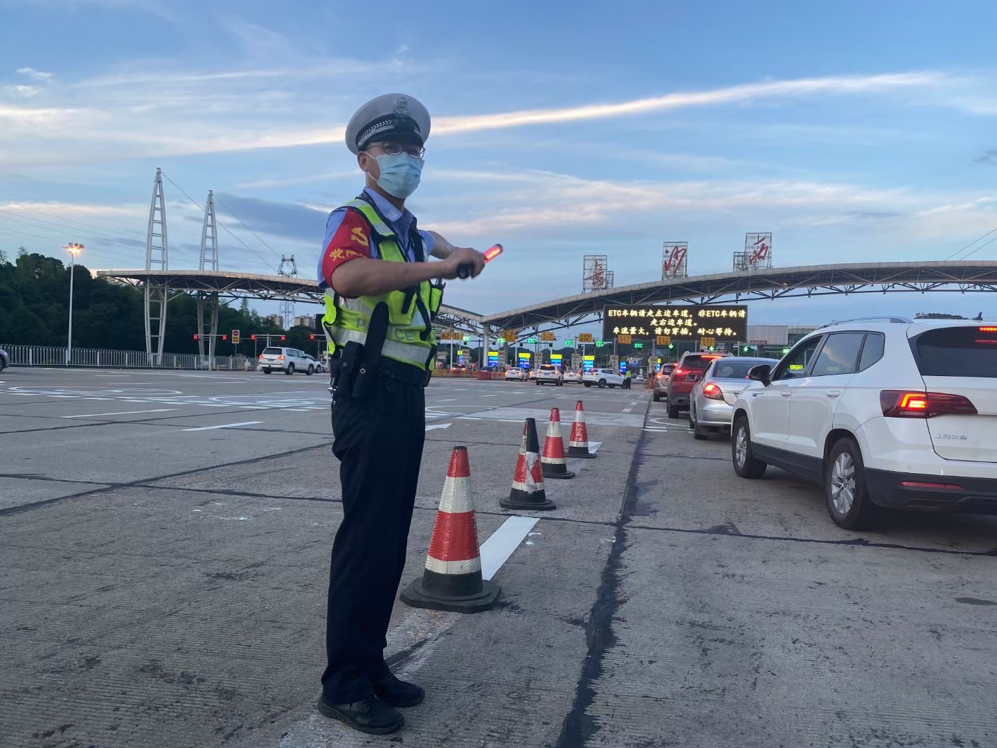 全省,公安,交警,“,四个到位,”,举措,警察,与, . 全省公安交警“四个到位”举措 圆满完成端午节假期道路交通安保工作