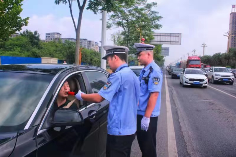 全省,公安,交警,“,四个到位,”,举措,警察,与, . 全省公安交警“四个到位”举措 圆满完成端午节假期道路交通安保工作