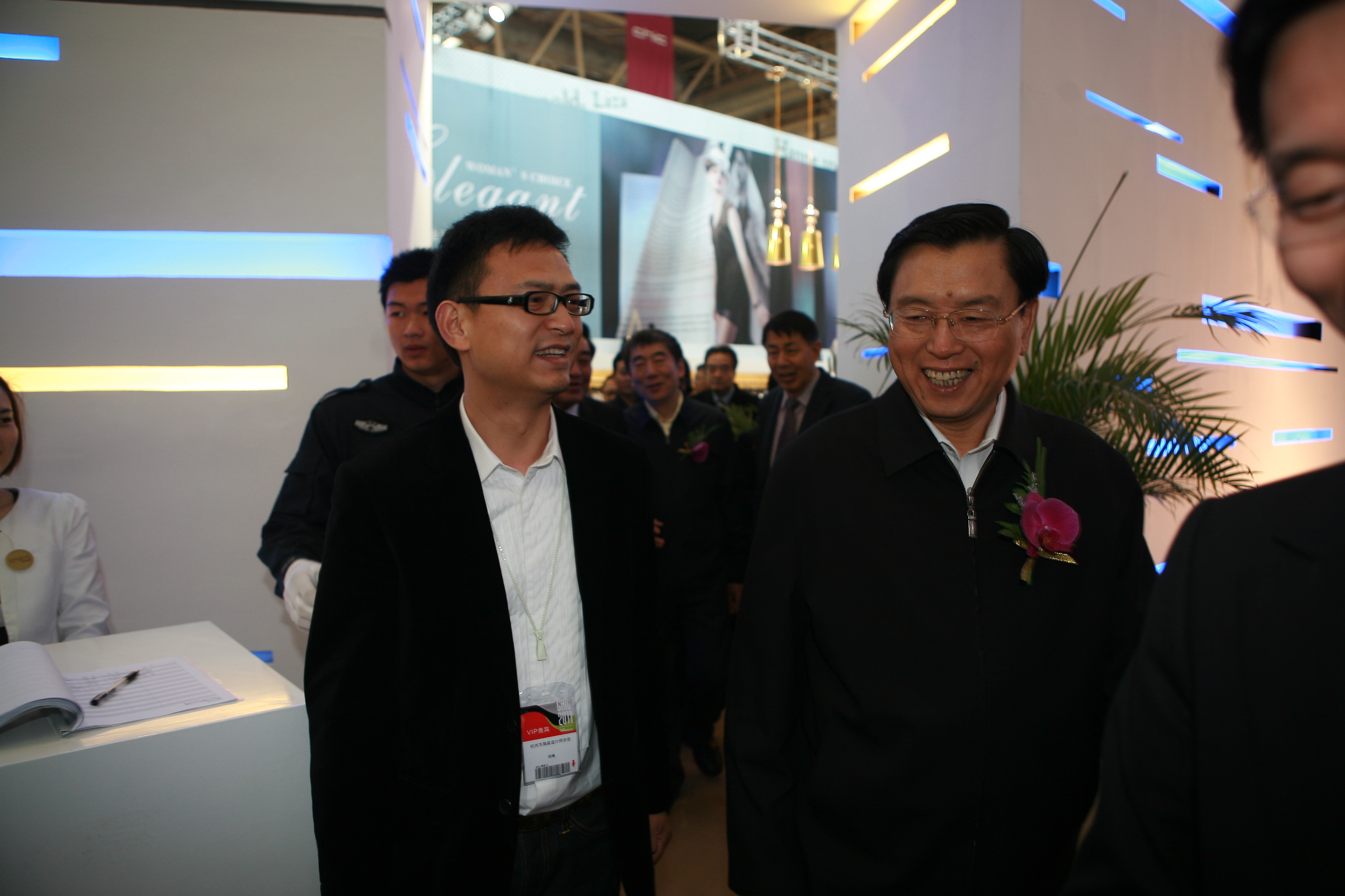 时任中央政治局委员、国务院副总理 张德江，参观蓝色倾情