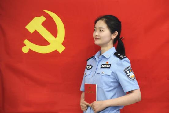 刑大我与党旗合个影