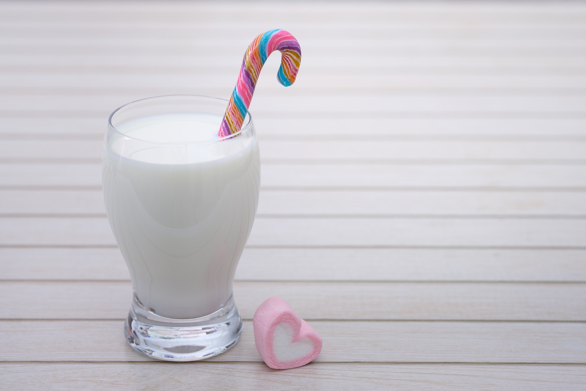 photo-of-milkshake-near-heart-shaped-marshmallow-1028735