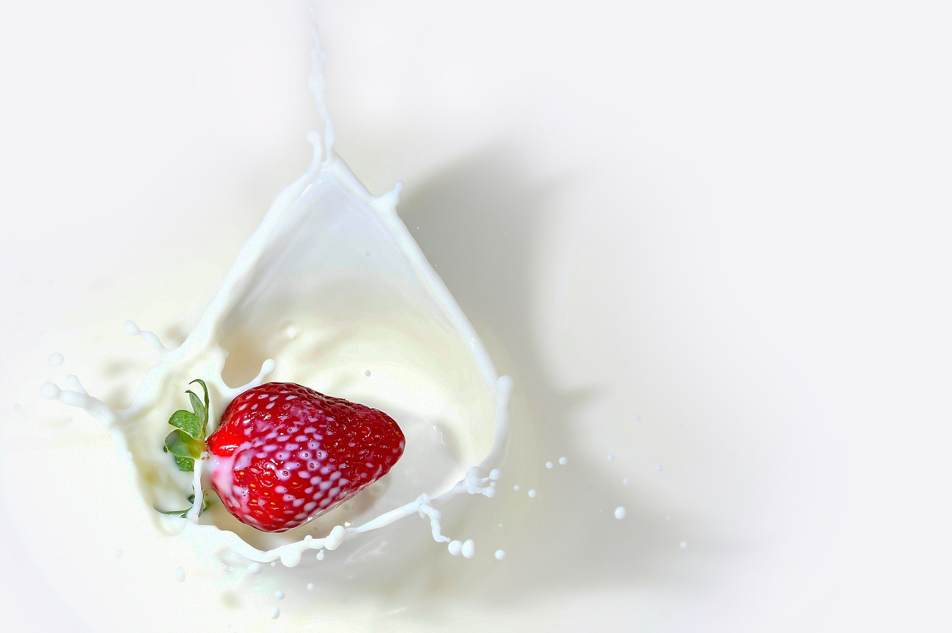 strawberry-fruit-dropped-in-milk-2064357
