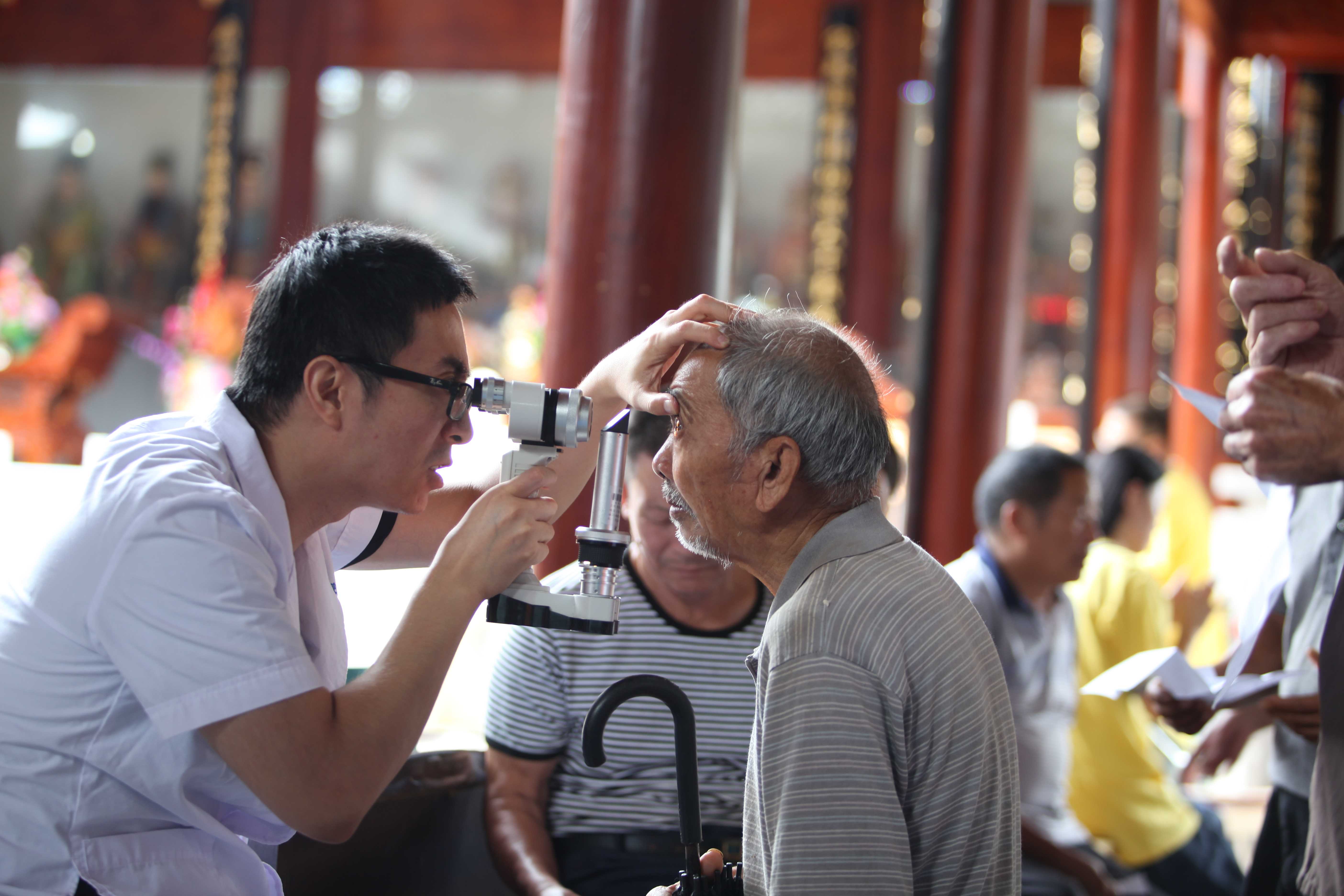 20150902温商光明行——在杭温商捐助温州地区贫困白内障老人