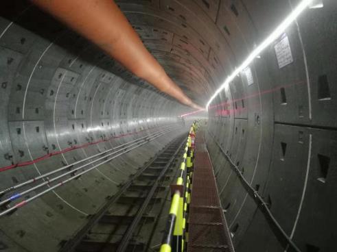 對三維激光掃描儀、全站儀采集的數據進行分析，完成道路、橋梁、隧道的測量分析以及監測。
