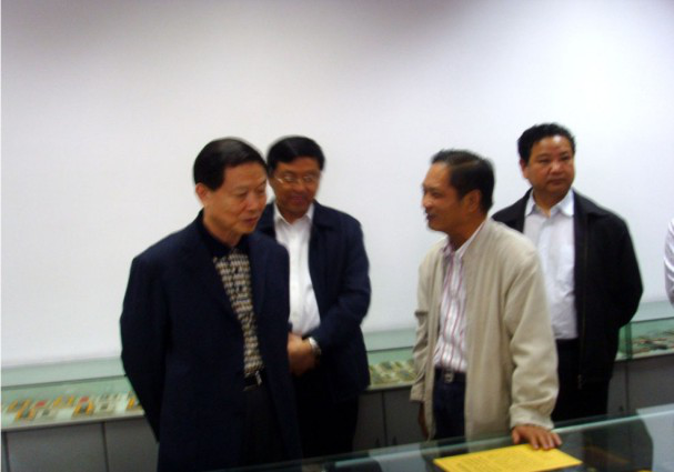 国资委主任李荣融(左一)、副省长黄海嵩