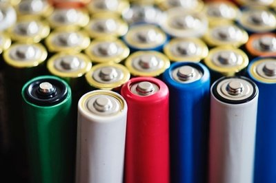 锂电池行业是双碳时代最具前景的产业，厦门德电仪表大量应用在锂电池制造过程中涂布、卷绕、叠片、化成、烘烤等工序，提升客户产品质量及降低能耗。