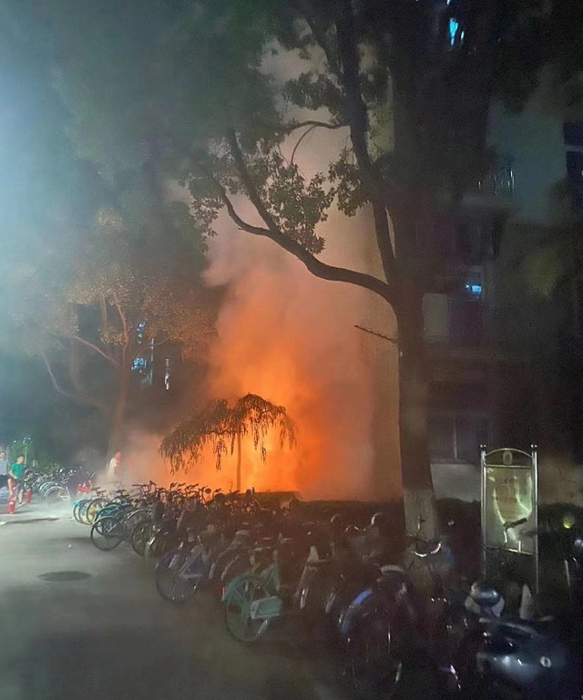 上海大学宿舍楼露天堆放的户外分类垃圾桶凌晨起火