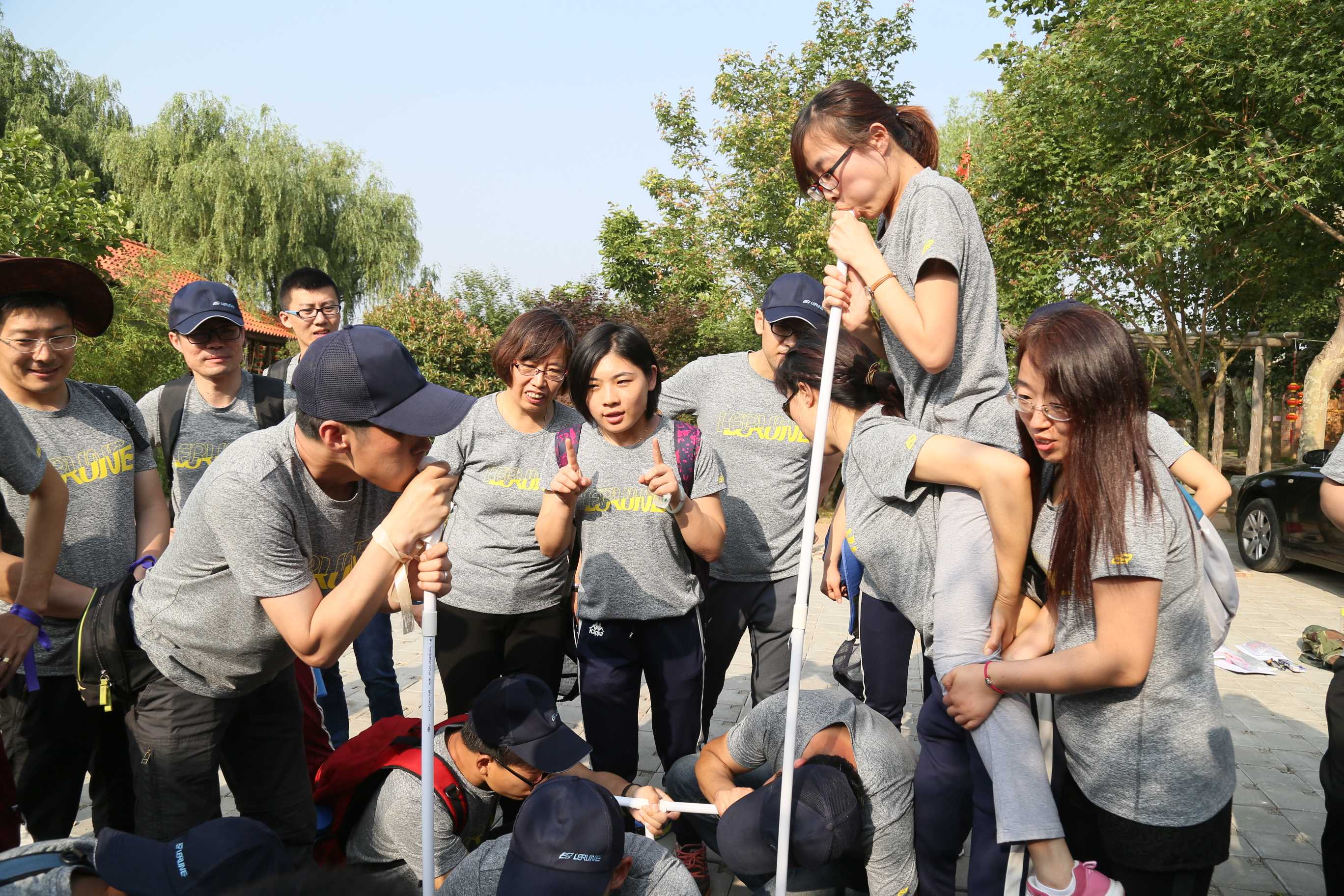 企业文化部不定期针对特定节庆，举办各类仪式小活动，丰富员工的工作和生活。