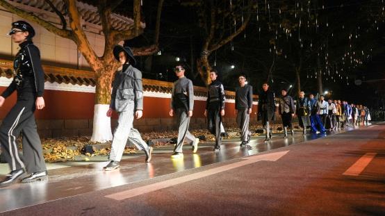 一群人站在夜晚的街道上

描述已自動生成