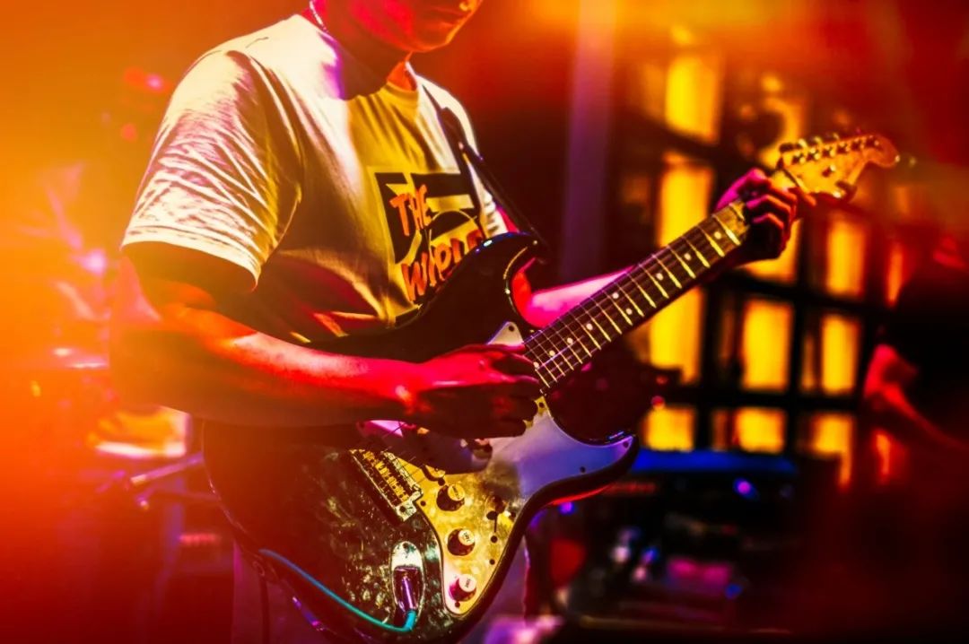 摄图网_500499844_banner_夕阳下的吉他特写(企业商用).jpg