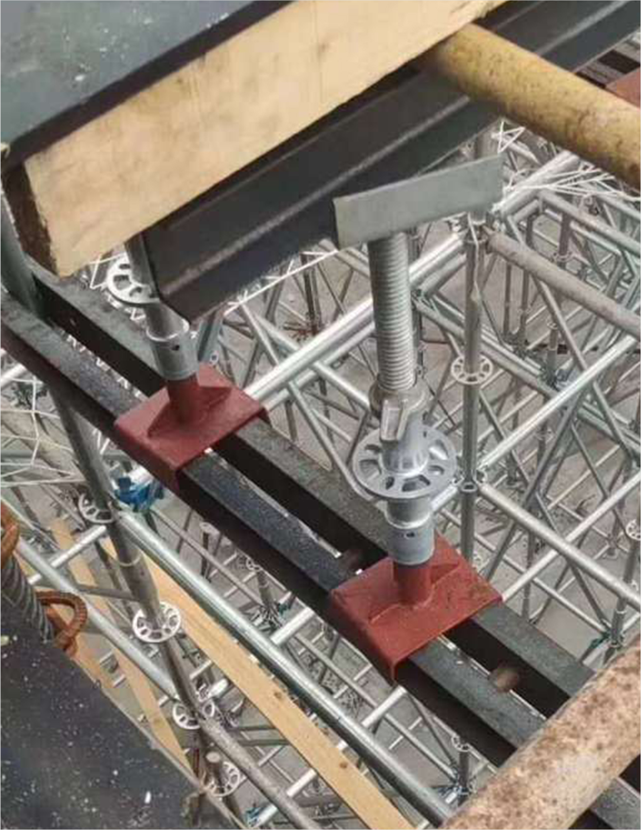 钢构公司顺利完成45米超长吊车梁的制作与吊装-浙江久立钢构工程有限公司中文官网