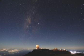 图为夏威夷哈雷阿卡拉天文台的全景巡天望远镜和快速响应系统（Pan-STARRS）。