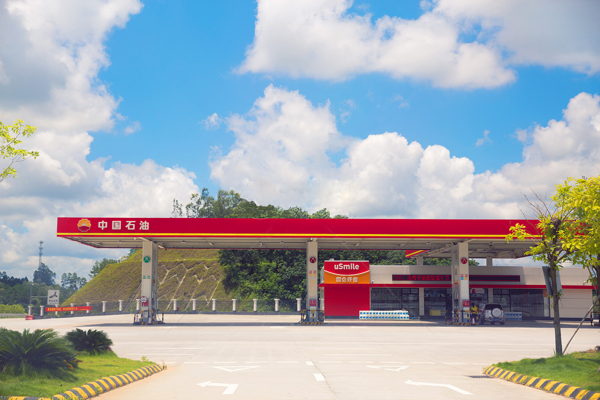 石油化工建设项目工艺复杂多变，产污环节多，须科学分析工程，合理选择评价标准，有针对性地提出环境风险应急措施和预案,。