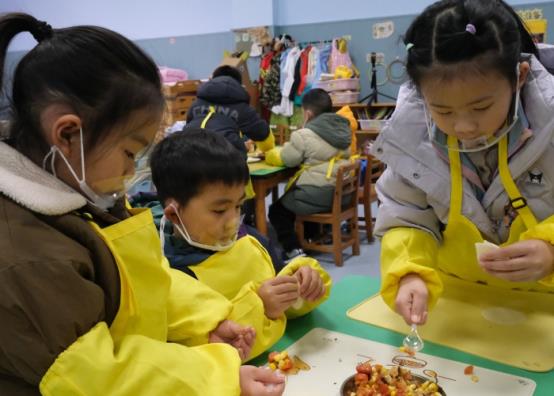 大二班包饺子 (1)